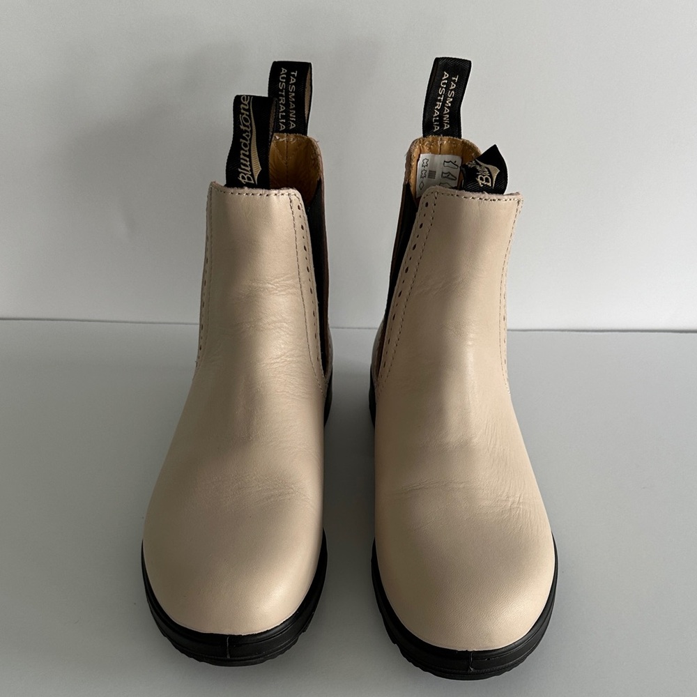 Women’s Blundstone Cream Chelsea Boot